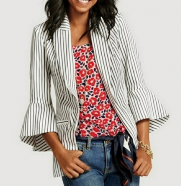 Jas wanita dengan motif garis-garis vertikal dan lengan lonceng